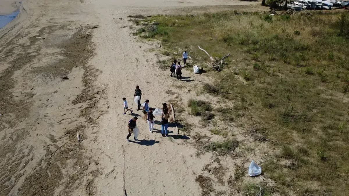 Pulizia spiaggia di termoli — foto 2 - Congeav Sezione Trivento